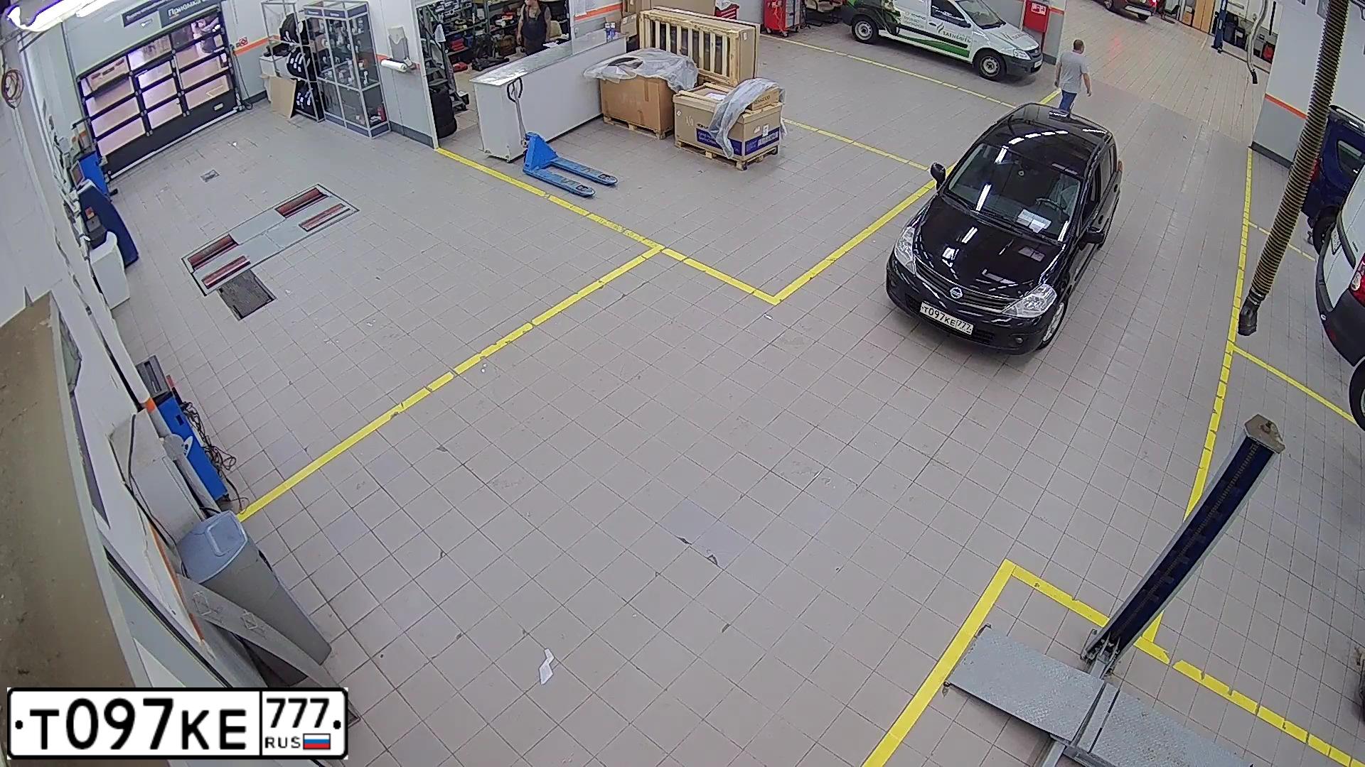 Фото автомобиля NISSAN TIIDA 1.6, 2010 — госномер Е715ВН550. Цвет: ЧЕРНЫЙ