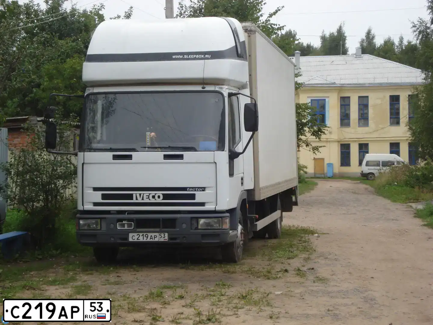 Фото автомобиля IVECO EUROCARGO, 2002 — госномер С219АР53. Цвет: БЕЛЫЙ