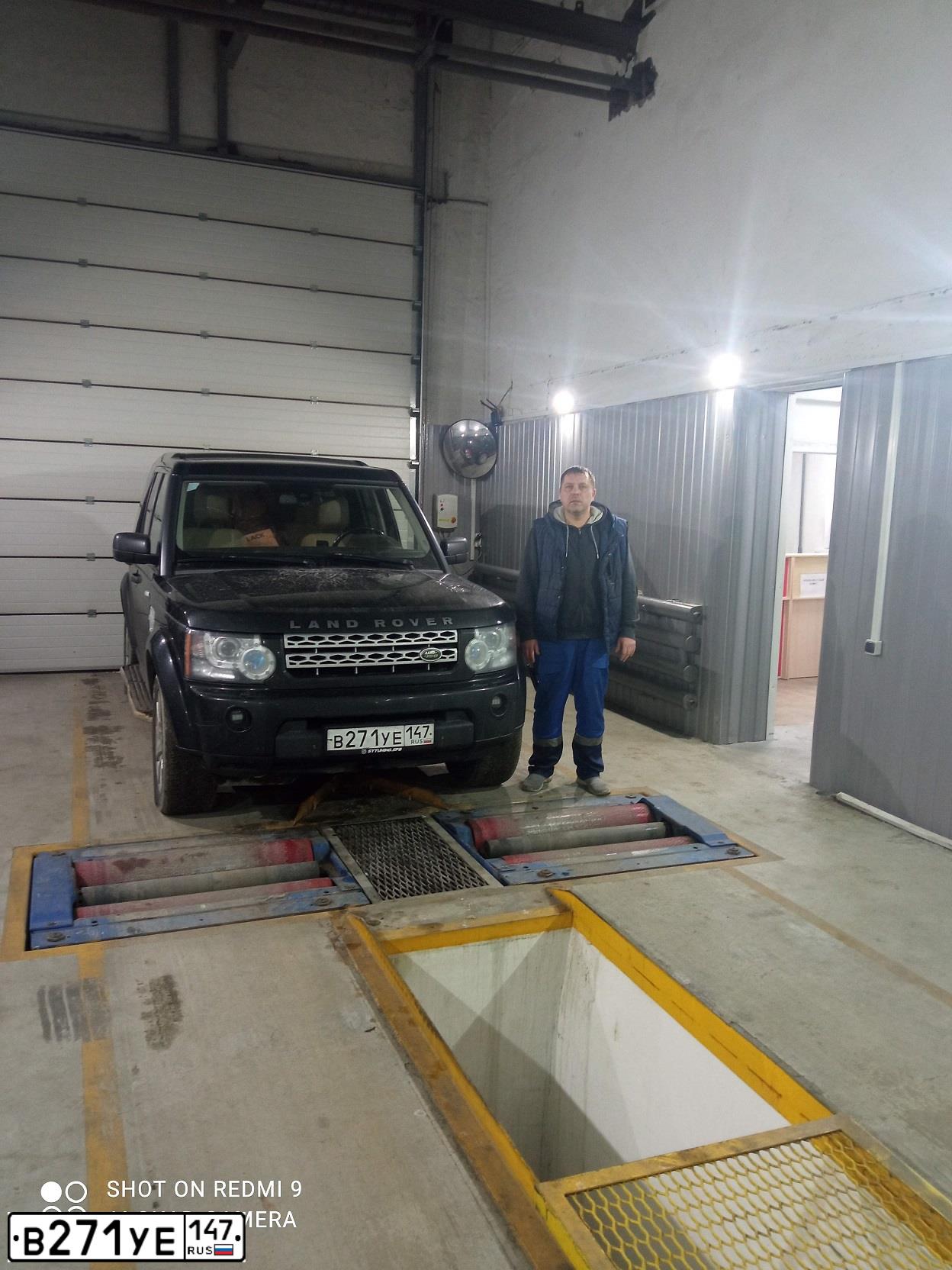 Фото автомобиля LANDROVER DISCOVERY, 2012 — госномер В271УЕ147. Цвет: ЧЕРНЫЙ