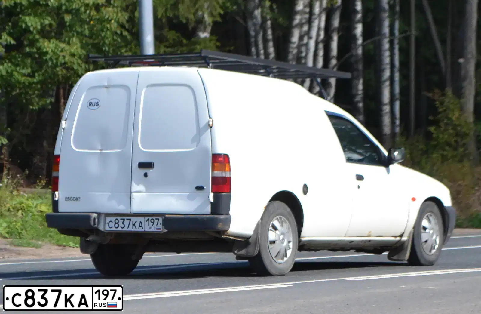 Фото автомобиля FORD ESCORT, 2001 — госномер А677ВХ177. Цвет: БЕЛЫЙ