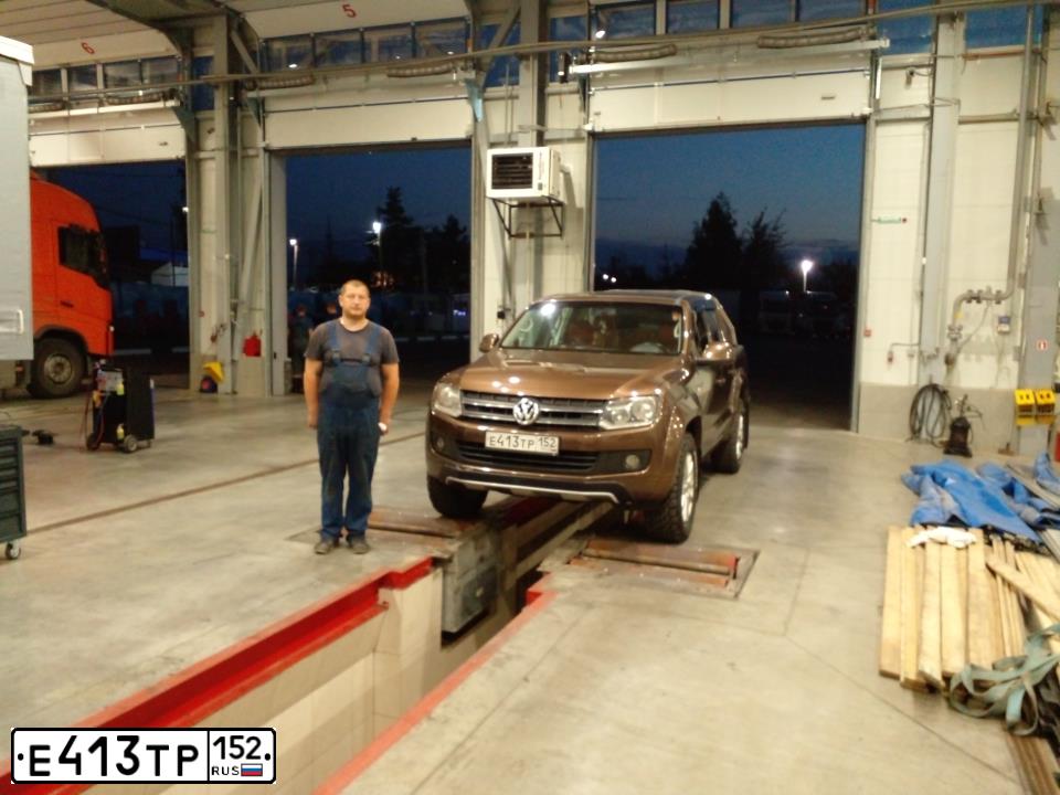 Фото автомобиля VOLKSWAGEN AMAROK, 2011 — госномер Е413ТР152. Цвет: КОРИЧНЕВЫЙ