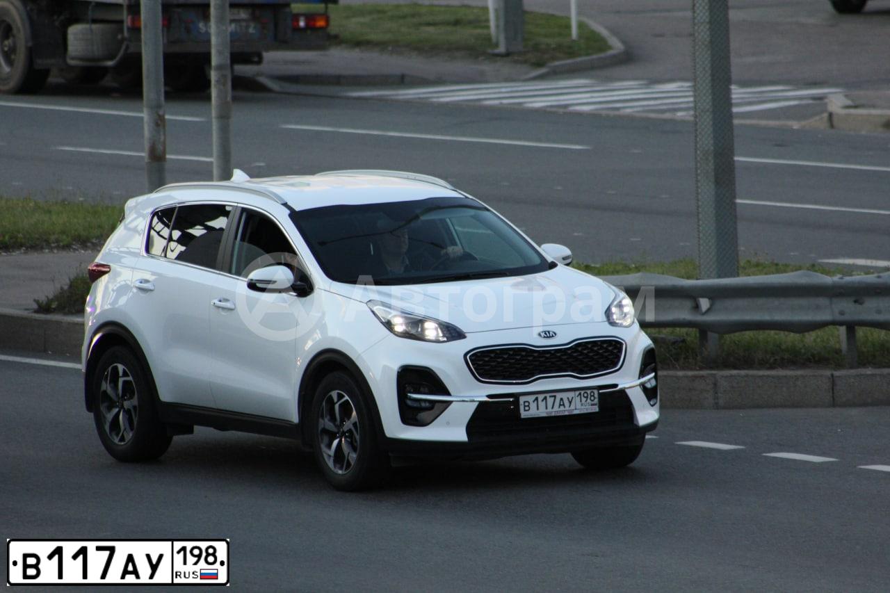 Фото автомобиля KIA SPORTAGE, 2018 — госномер В117АУ198. Цвет: БЕЛЫЙ