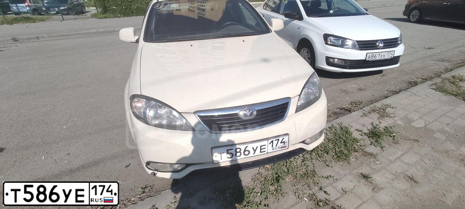 Фото автомобиля DAEWOO GENTRA, 2014 — госномер Т586УЕ174. Цвет: МОЛОЧНЫЙ