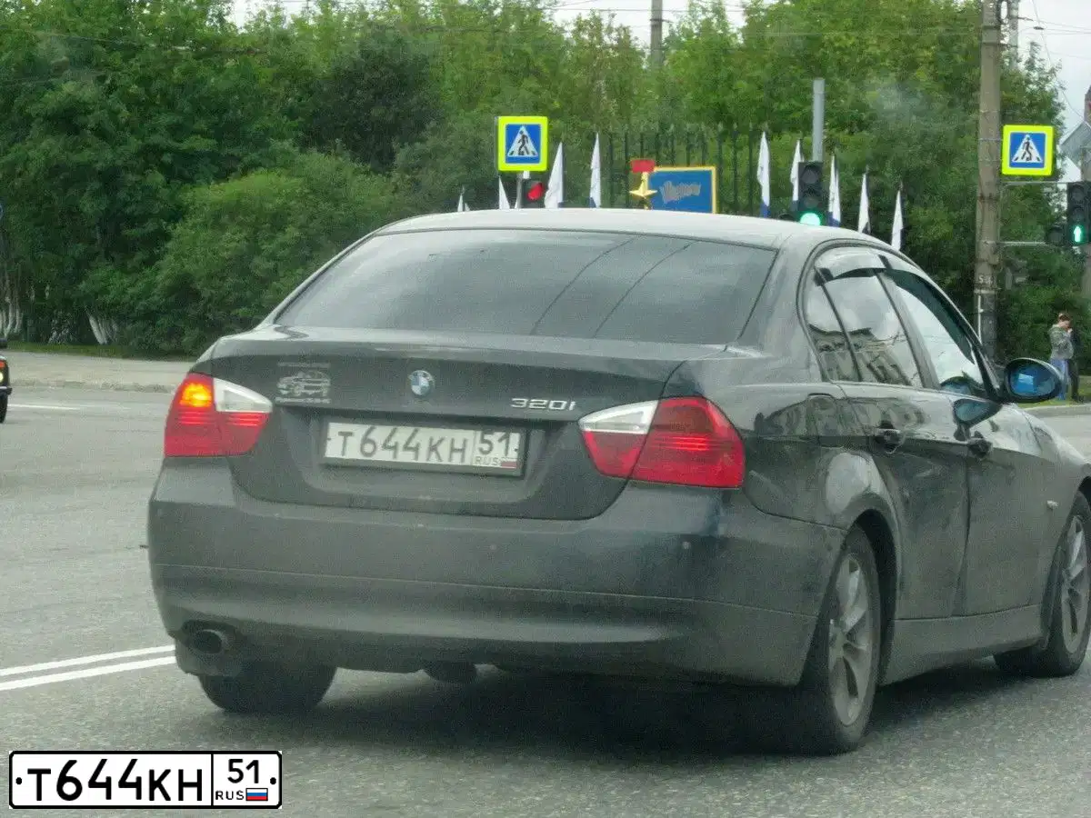Фото автомобиля BMW 320, 2007 — госномер О184ХА29