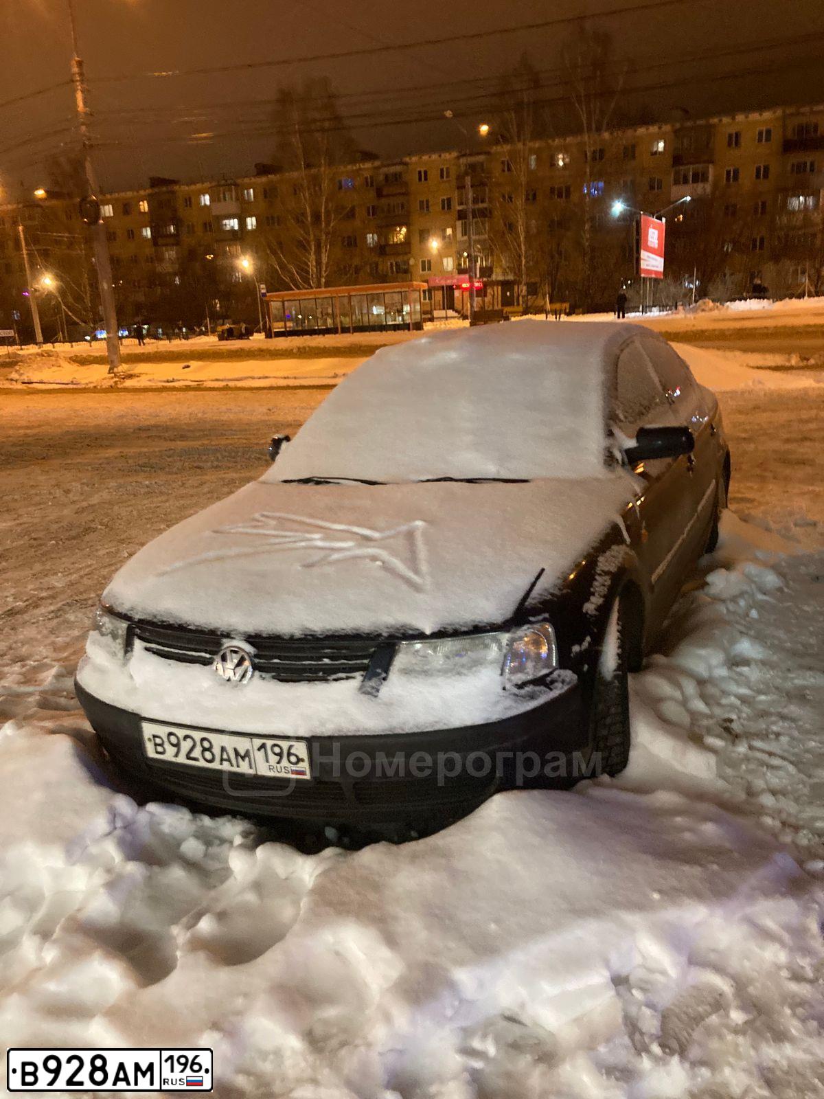 Фото автомобиля VOLKSWAGEN PASSAT, 1998 — госномер В928АМ196. Цвет: ТЕМНО-СИНИЙ