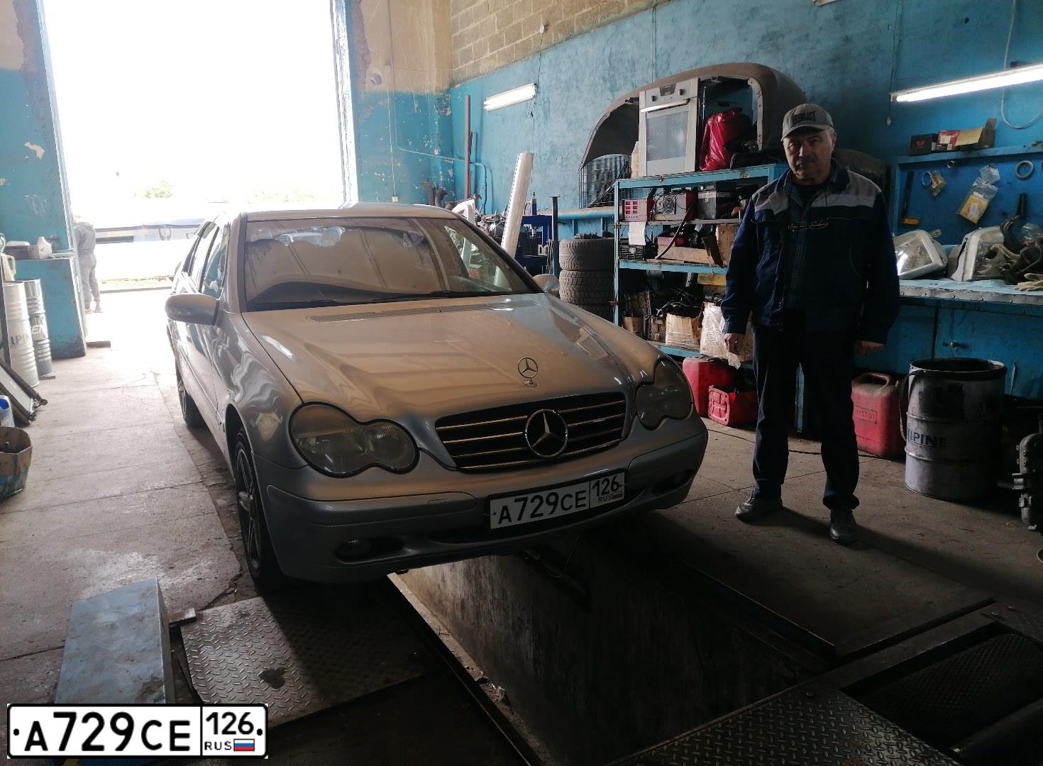 Фото автомобиля MERCEDES C-KLASSE, 2002 — госномер А729СЕ126. Цвет: БЕЛЫЙ