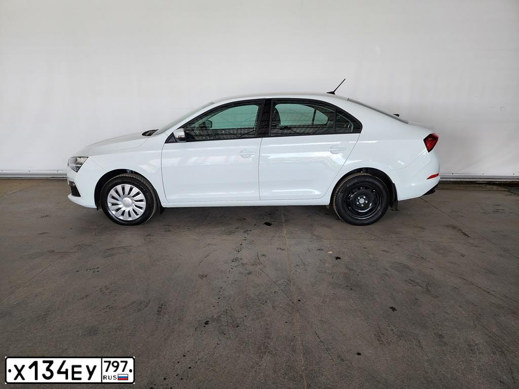Фото автомобиля SKODA RAPID, 2021 — госномер Х134ЕУ797. Цвет: Белый