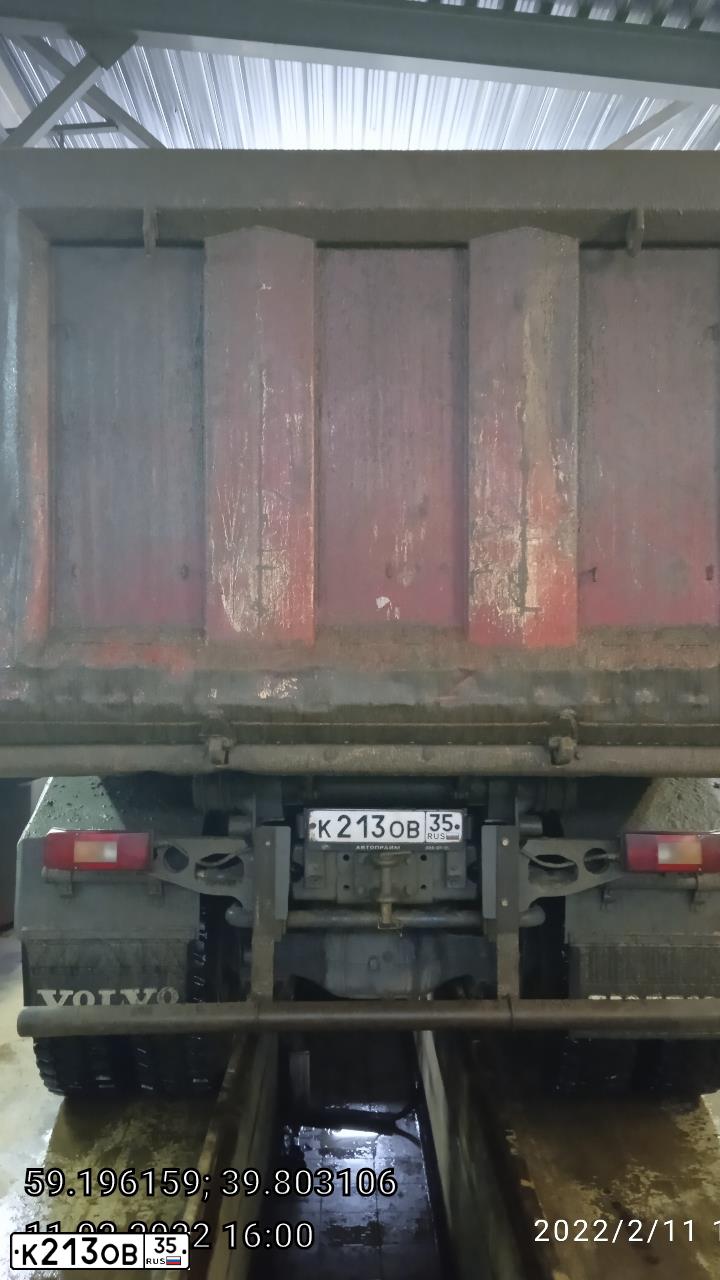 Фото автомобиля VOLVO SERIE FM /6X4/, 2008 — госномер К213ОВ35. Цвет: Красный