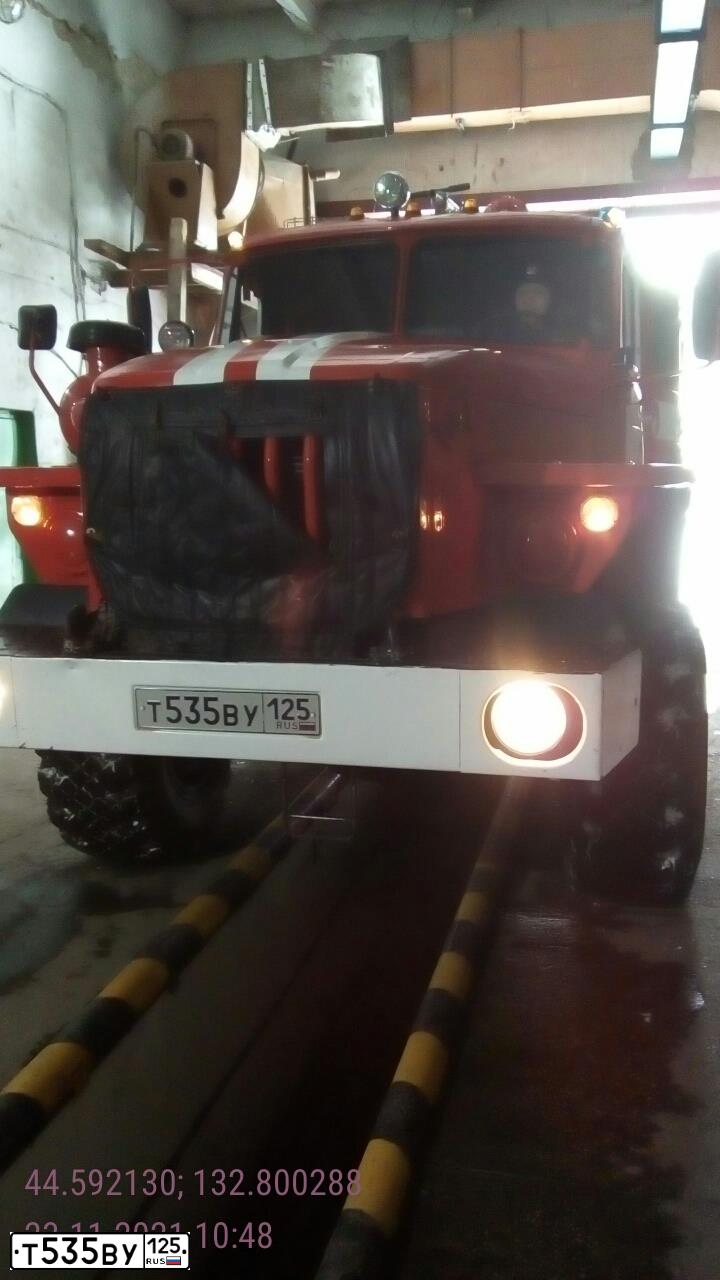 Фото автомобиля URAL 5557 /6X6/, 2009 — госномер Т535ВУ125. Цвет: Цветографич схема А-6