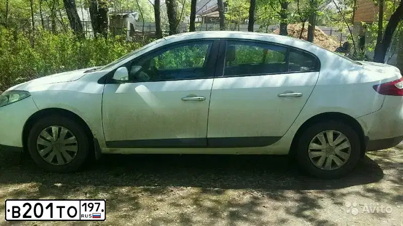 Фото автомобиля RENAULT FLUENCE, 2012 — госномер Е065КО126. Цвет: Белый
