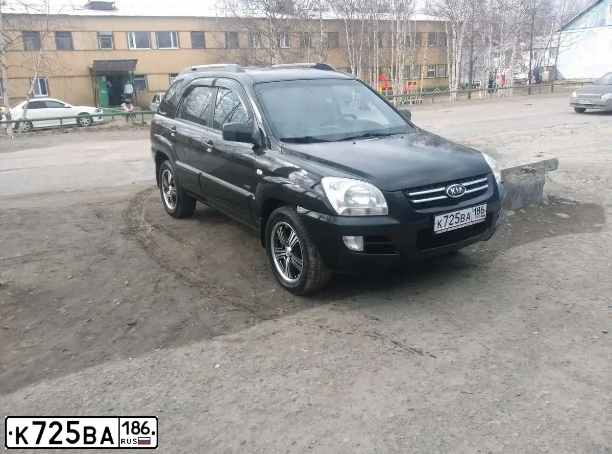 Фото автомобиля KIA SPORTAGE, 2007 — госномер Т768ОТ55. Цвет: ЧЕРНЫЙ