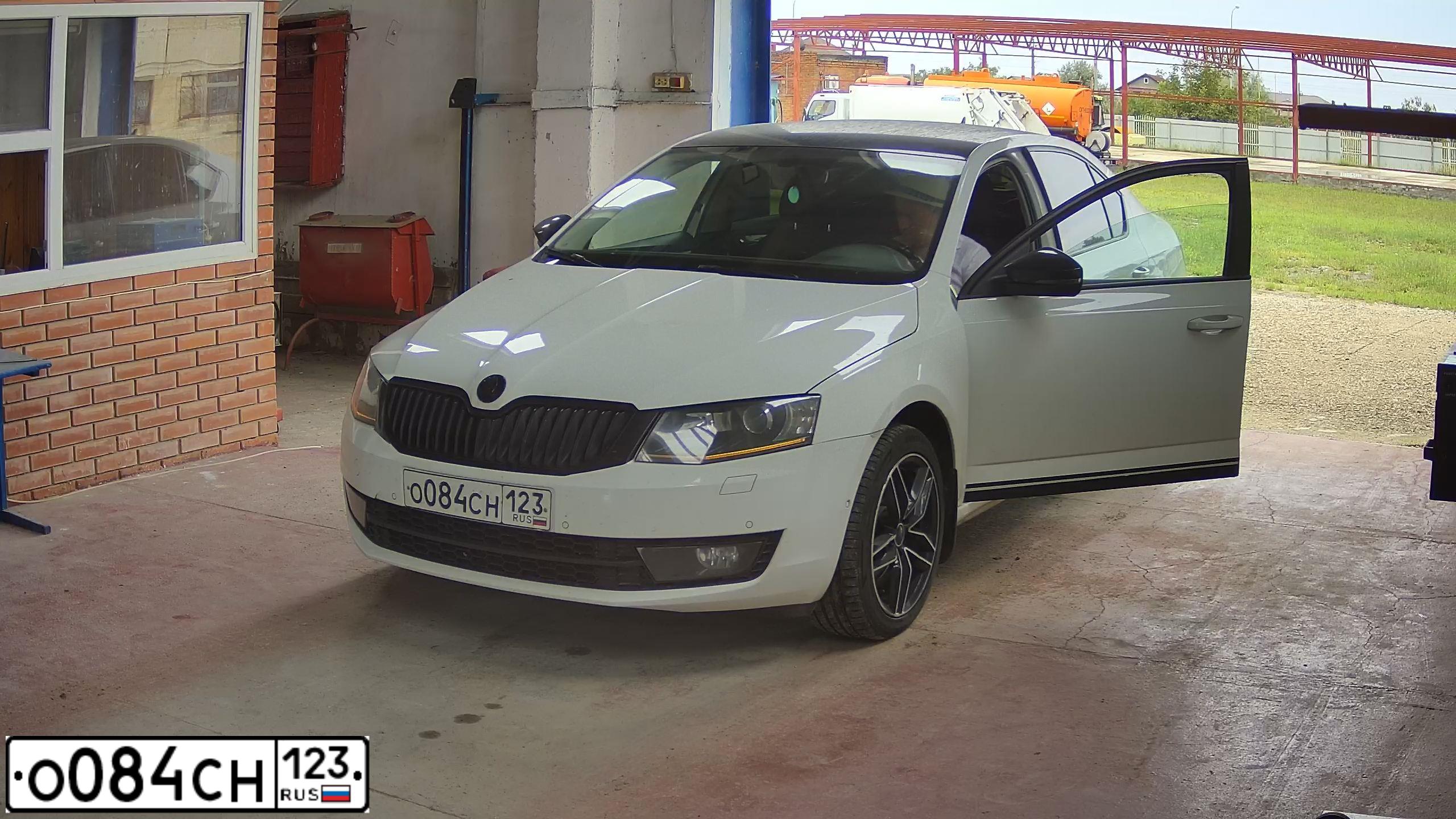 Фото автомобиля SKODA OCTAVIA, 2017 — госномер О084СН123. Цвет: Белый