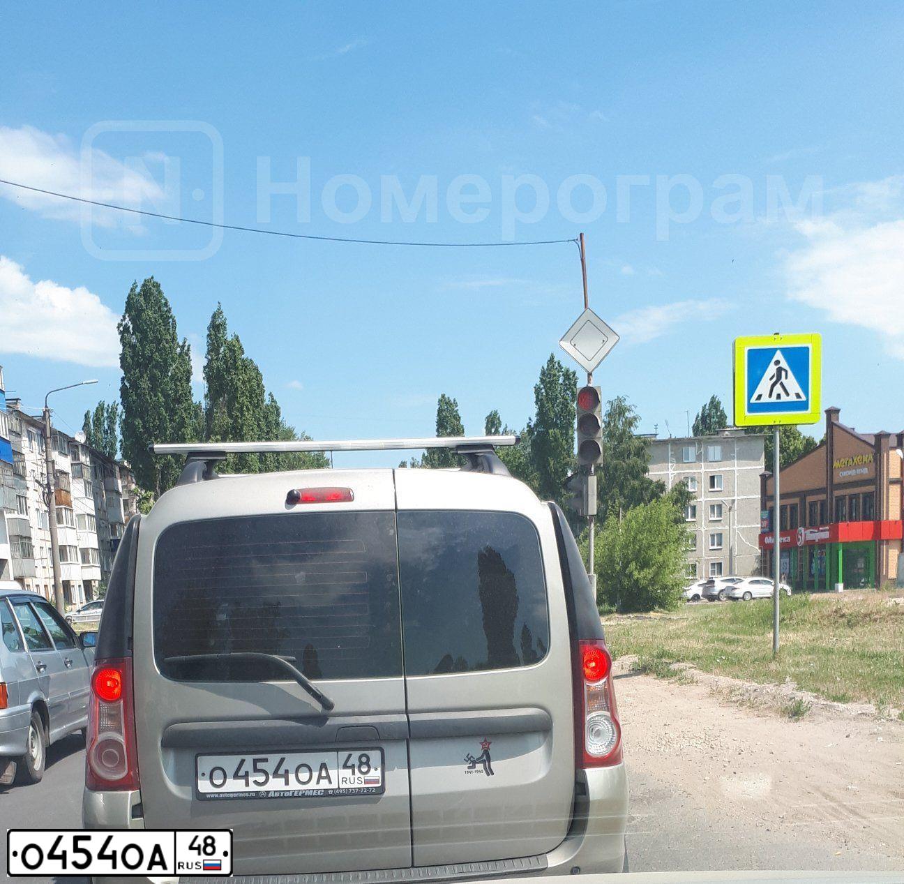 Фото автомобиля LADA LARGUS, 2017 — госномер О454ОА48. Цвет: СЕРО-БЕЖЕВЫЙ