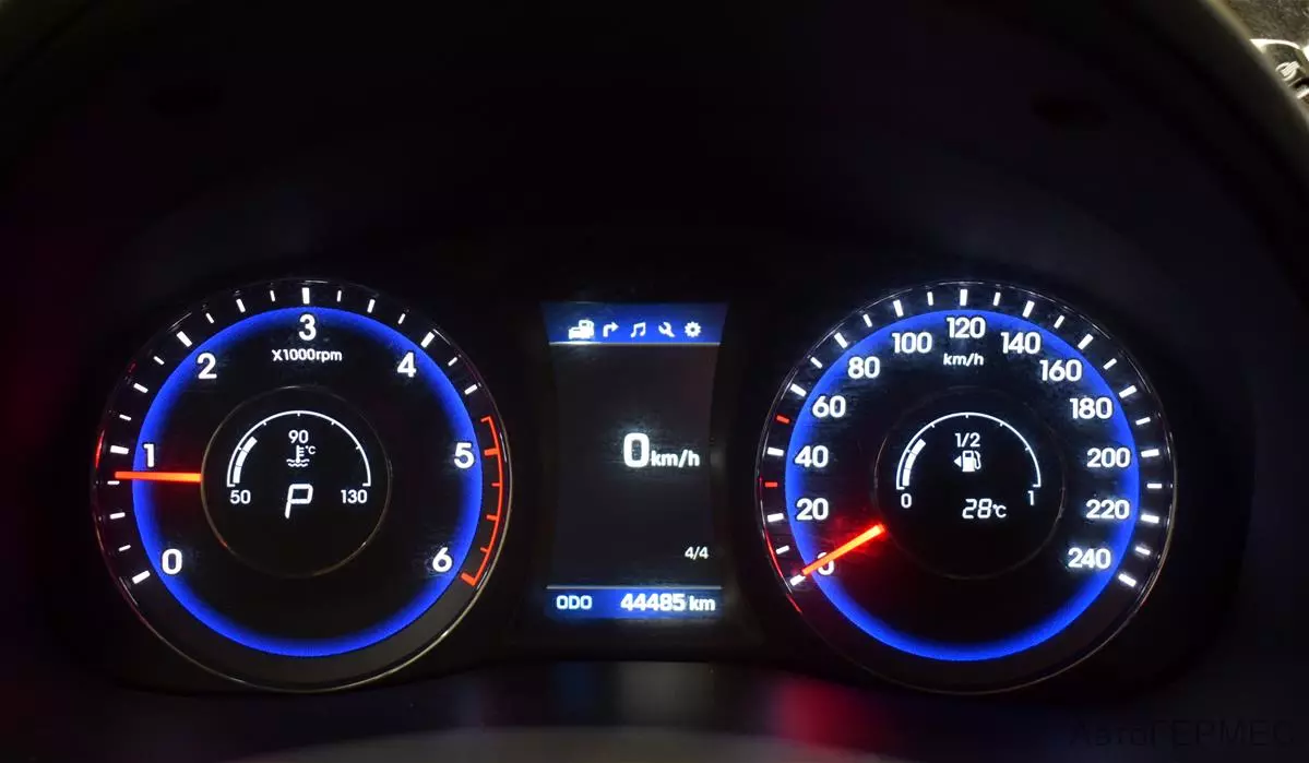 Фото автомобиля HYUNDAI SANTA FE, 2021 — госномер Р882РТ46. Цвет: Коричневый