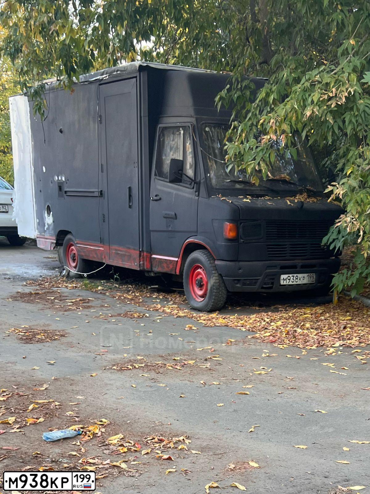 Фото автомобиля MERCEDES SPRINTER, 1994 — госномер М938КР199. Цвет: ЧЕРНЫЙ