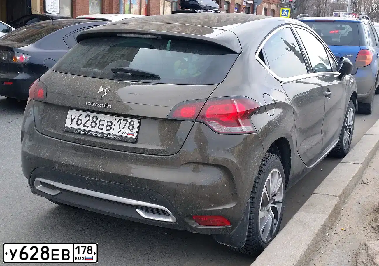 Фото автомобиля CITROEN DS4, 2014 — госномер У628ЕВ178. Цвет: КОРИЧНЕВЫЙ