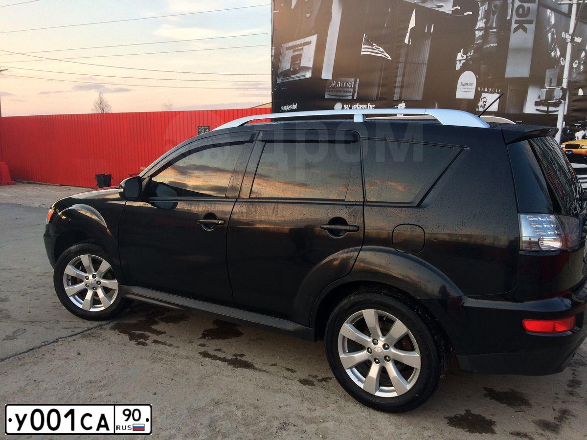 Фото автомобиля MITSUBISHI OUTLANDER, 2010 — госномер У001СА90. Цвет: ЧЕРНЫЙ