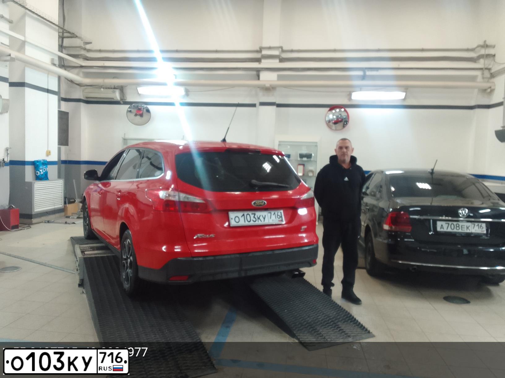 Фото автомобиля FORD FOCUS, 2012 — госномер О103КУ716. Цвет: Красный