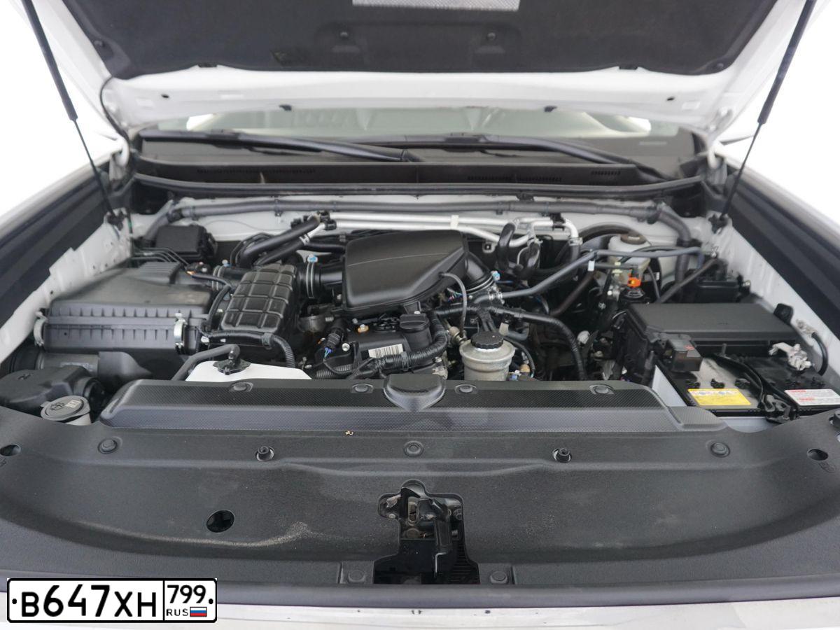 Фото автомобиля TOYOTA LANDCRUISER, 2020 — госномер В647ХН799. Цвет: Белый