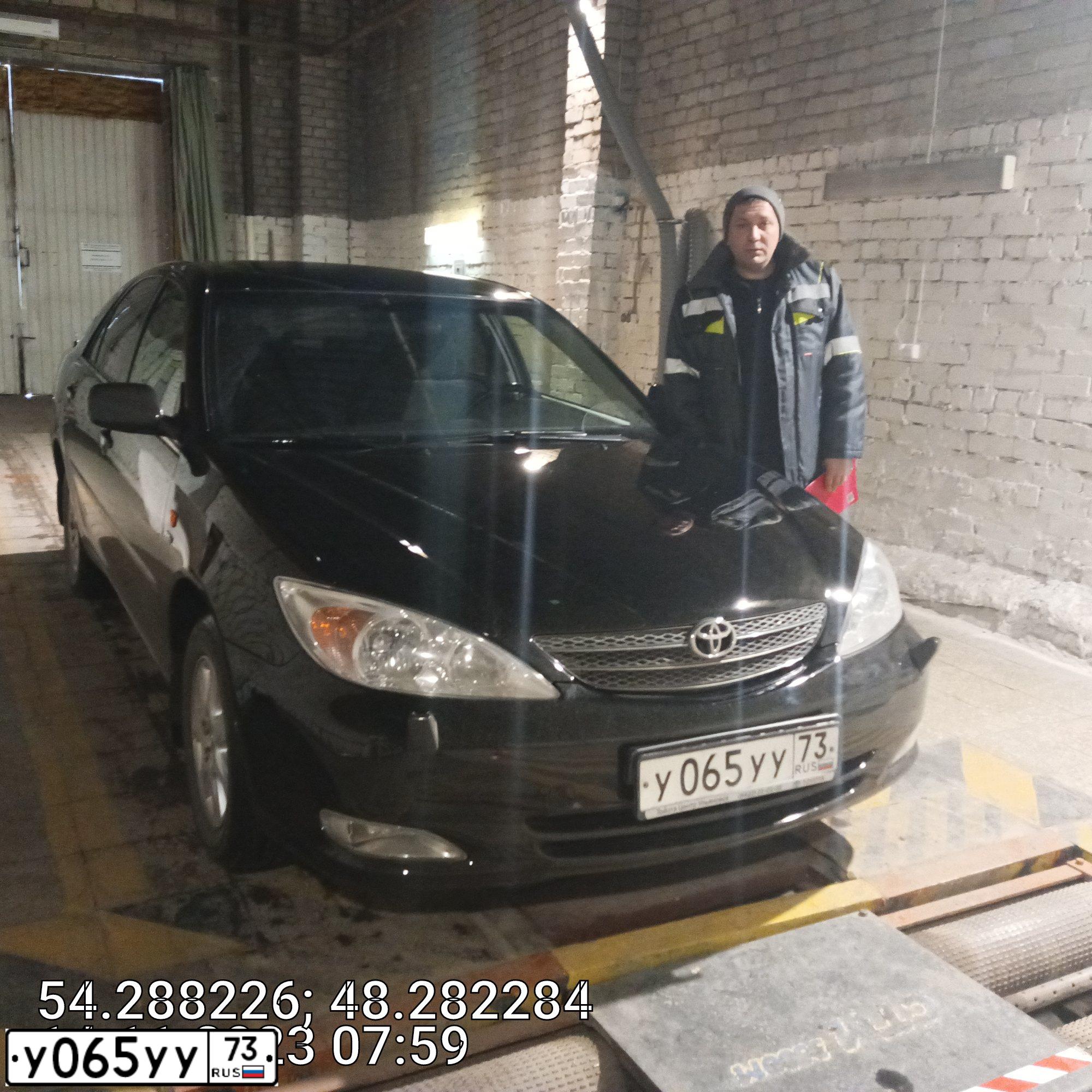 Фото автомобиля TOYOTA CAMRY, 2004 — госномер У065УУ73. Цвет: ЧЕРНЫЙ