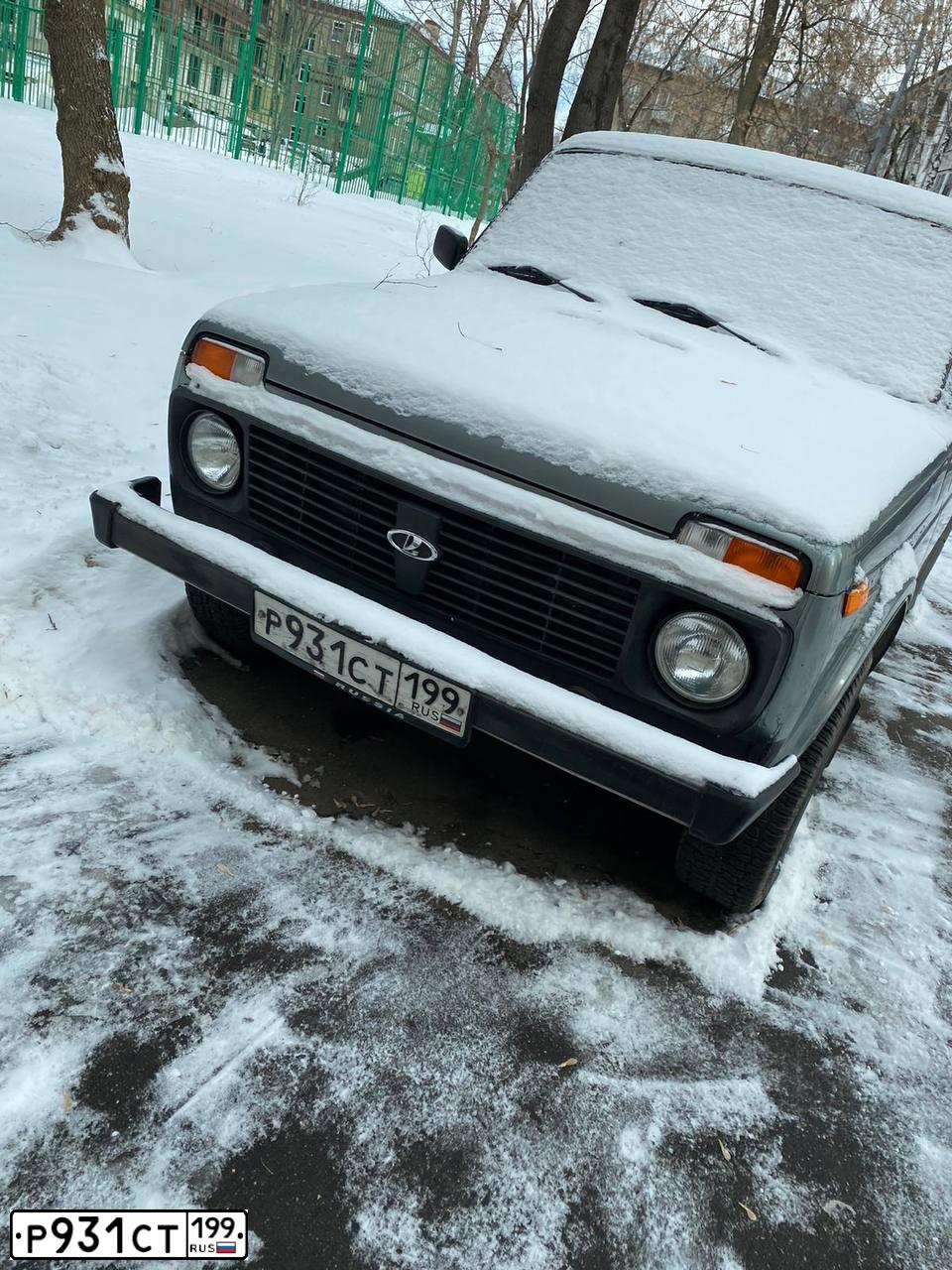 Фото автомобиля LADA 2131 NIVA, 2010 — госномер Р931СТ199. Цвет: СЕРО-ЗЕЛЕНЫЙ