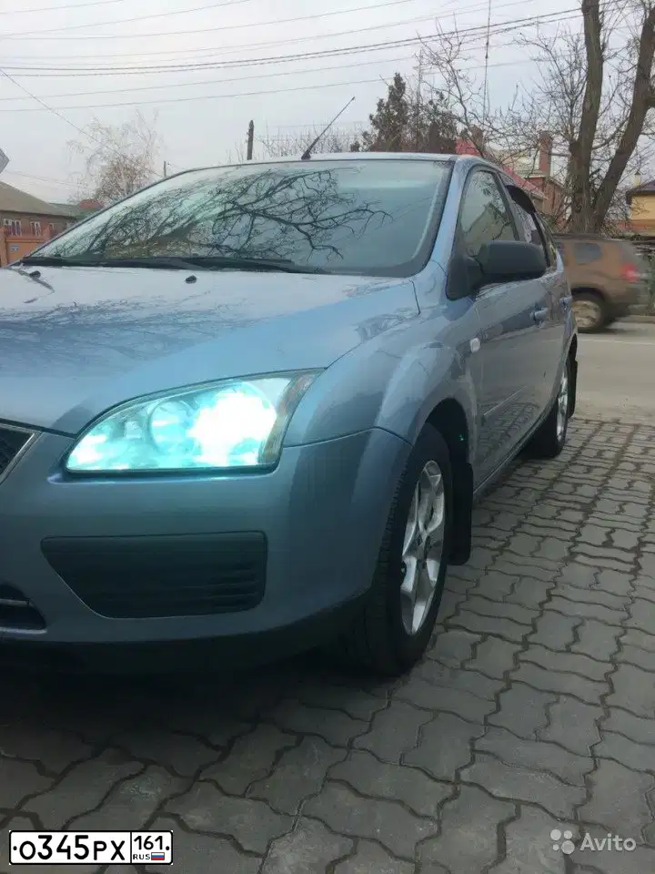 Фото автомобиля FORD FOCUS, 2005 — госномер Р710РХ159. Цвет: Светло-Серо-Голубой