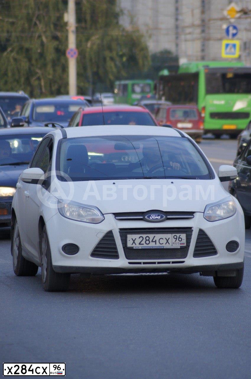 Фото автомобиля FORD FOCUS, 2012 — госномер Х284СХ96. Цвет: БЕЛЫЙ
