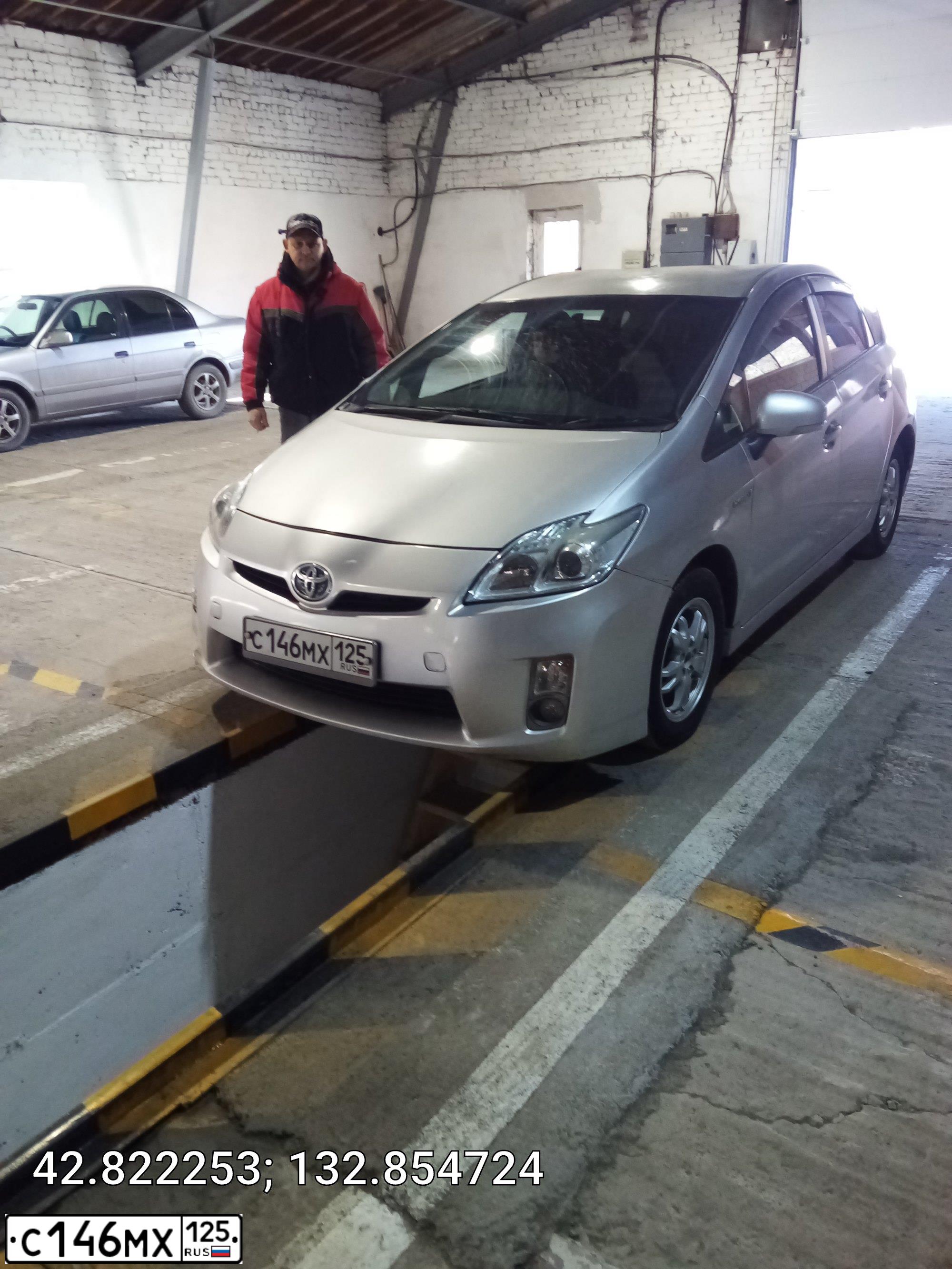 Фото автомобиля TOYOTA PRIUS, 2011 — госномер К448СН125