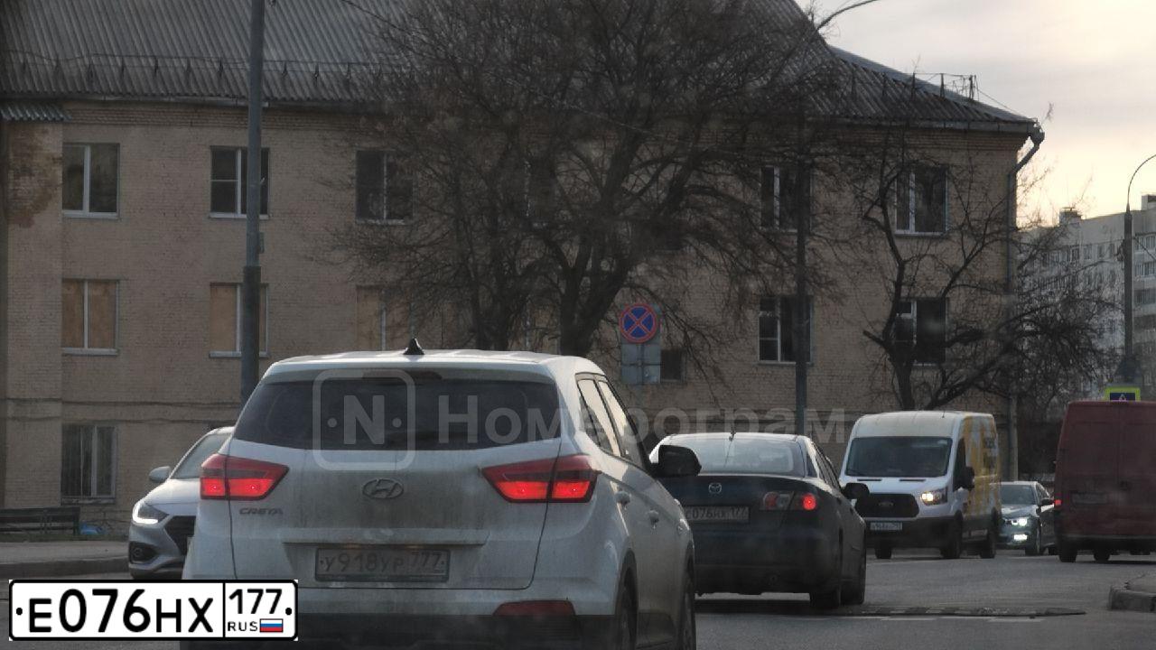 Фото автомобиля FORD FUSION, 2006 — госномер Е076НХ177. Цвет: КРАСНЫЙ