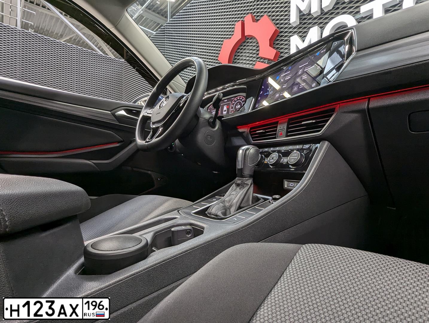 Фото автомобиля VOLKSWAGEN JETTA, 2019 — госномер У024ЕА774. Цвет: синий