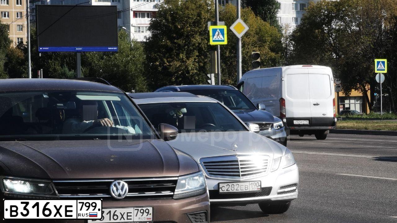 Фото автомобиля VOLKSWAGEN TIGUAN, 2020 — госномер В316ХЕ799. Цвет: Коричневый