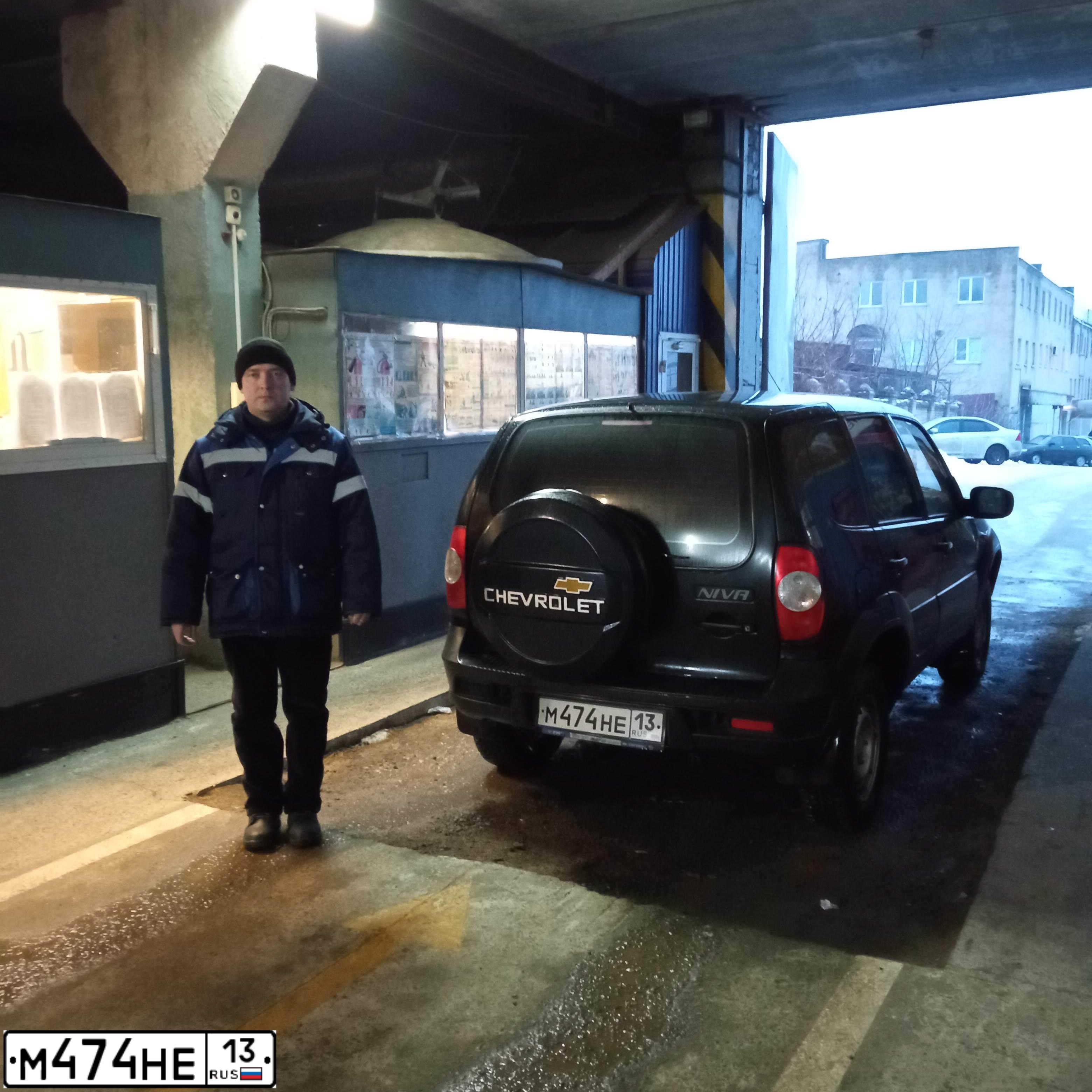 Фото автомобиля CHEVROLET NIVA, 2009 — госномер М578ОУ13. Цвет: Черно-синий металлик