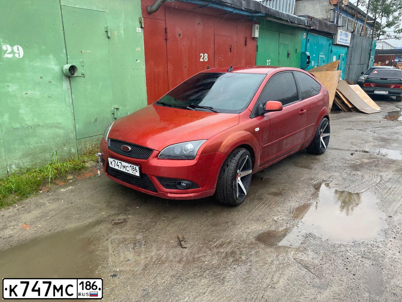 Фото автомобиля FORD FOCUS, 2006 — госномер К747МС186. Цвет: КРАСНО-ОРАНЖЕВЫЙ