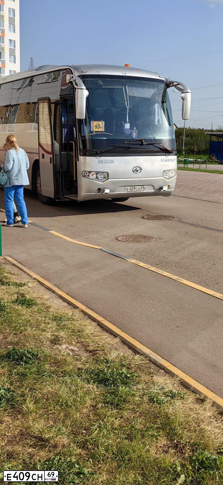 Фото автомобиля HIGER KLQ-SERIE, 2010 — госномер Е409СН69. Цвет: СЕРЕБРИСТЫЙ