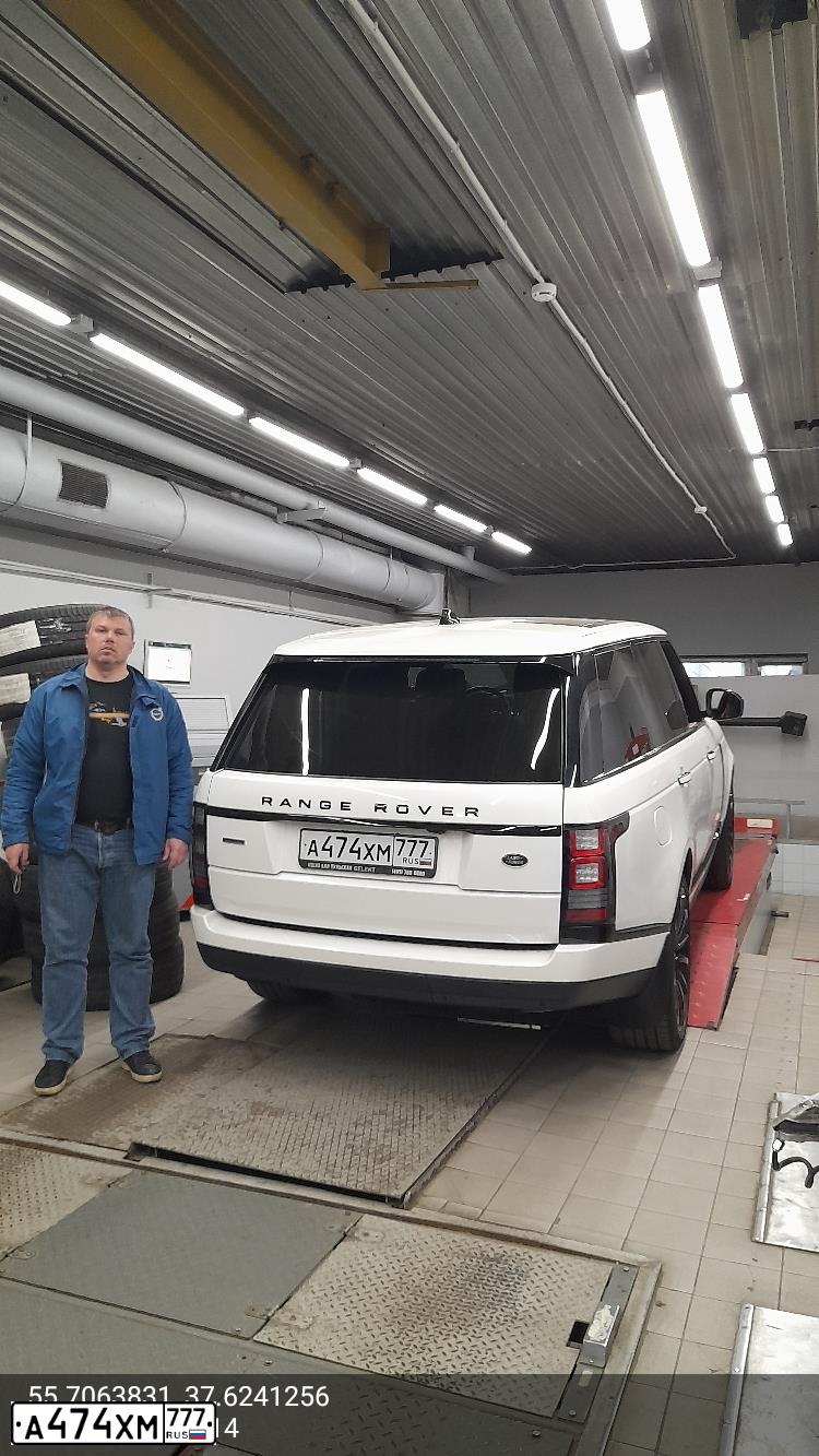 Фото автомобиля LANDROVER RANGE ROVER, 2017 — госномер А474ХМ777. Цвет: Белый
