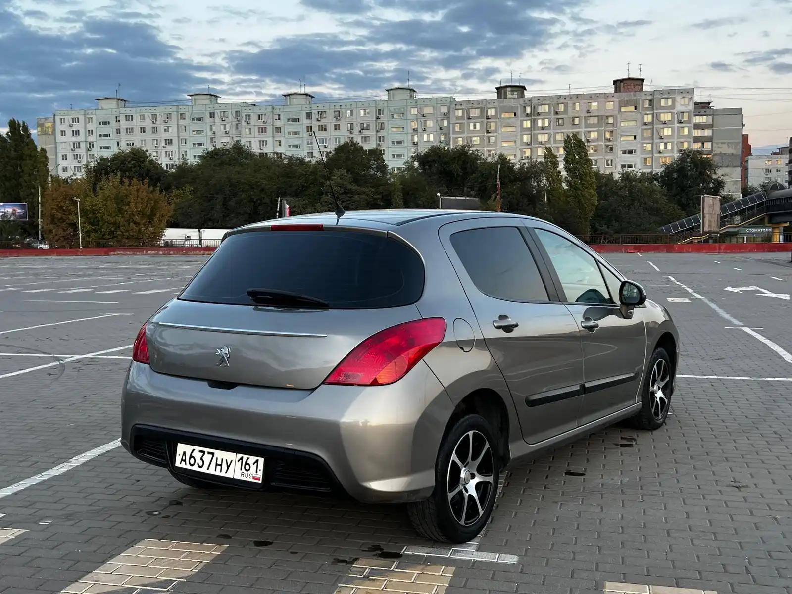 Фото автомобиля PEUGEOT 308, 2011 — госномер А637НУ161. Цвет: СЕРО-БЕЖЕВЫЙ