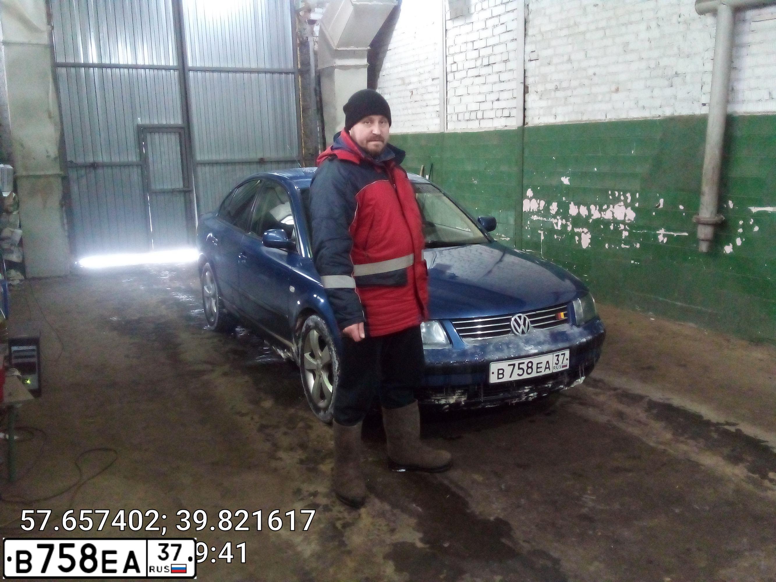 Фото автомобиля VOLKSWAGEN PASSAT, 2000 — госномер М101ВС76. Цвет: синий