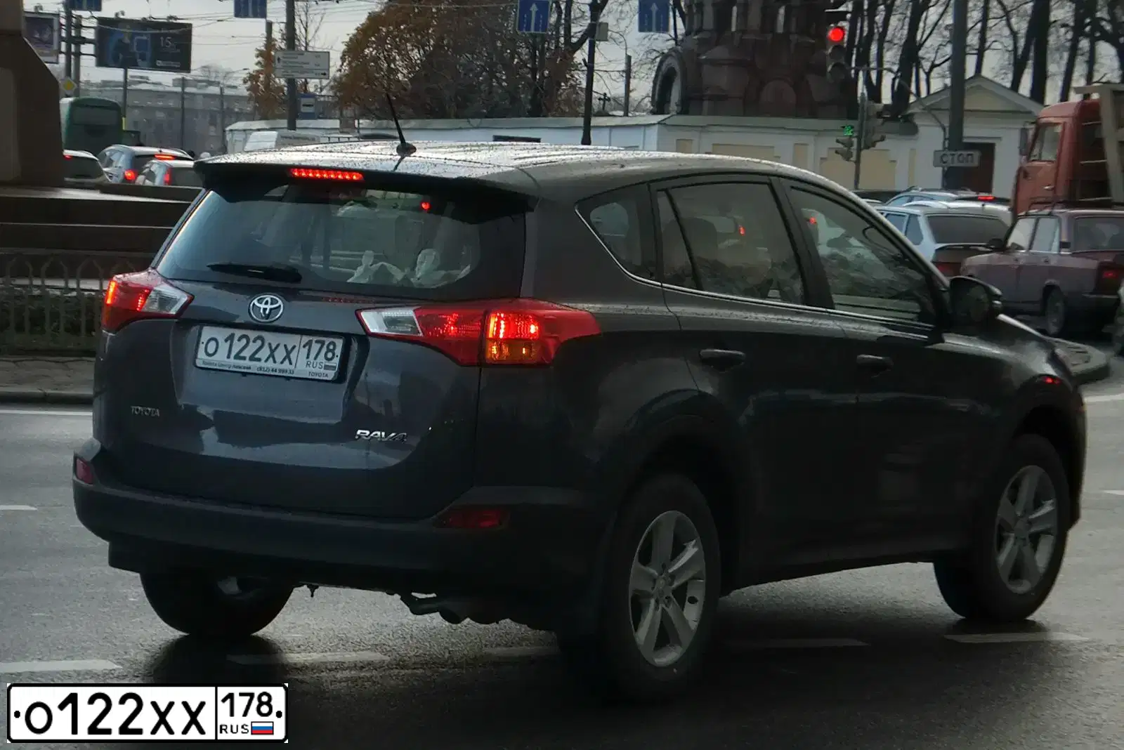 Фото автомобиля TOYOTA RAV4, 2013 — госномер О274ОА198. Цвет: СЕРЫЙ