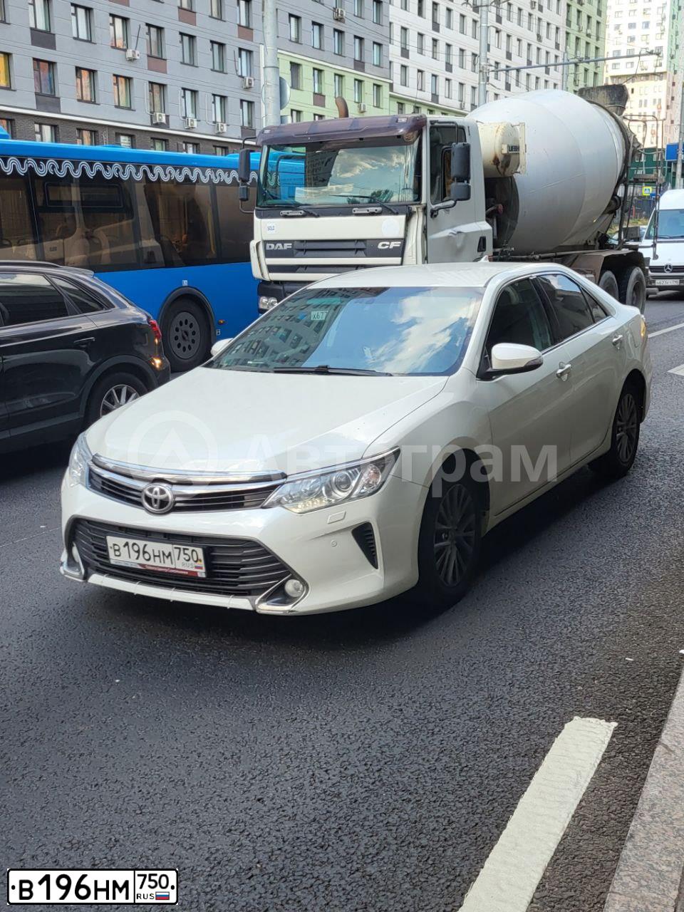 Фото автомобиля TOYOTA CAMRY, 2016 — госномер В196НМ750. Цвет: БЕЛЫЙ
