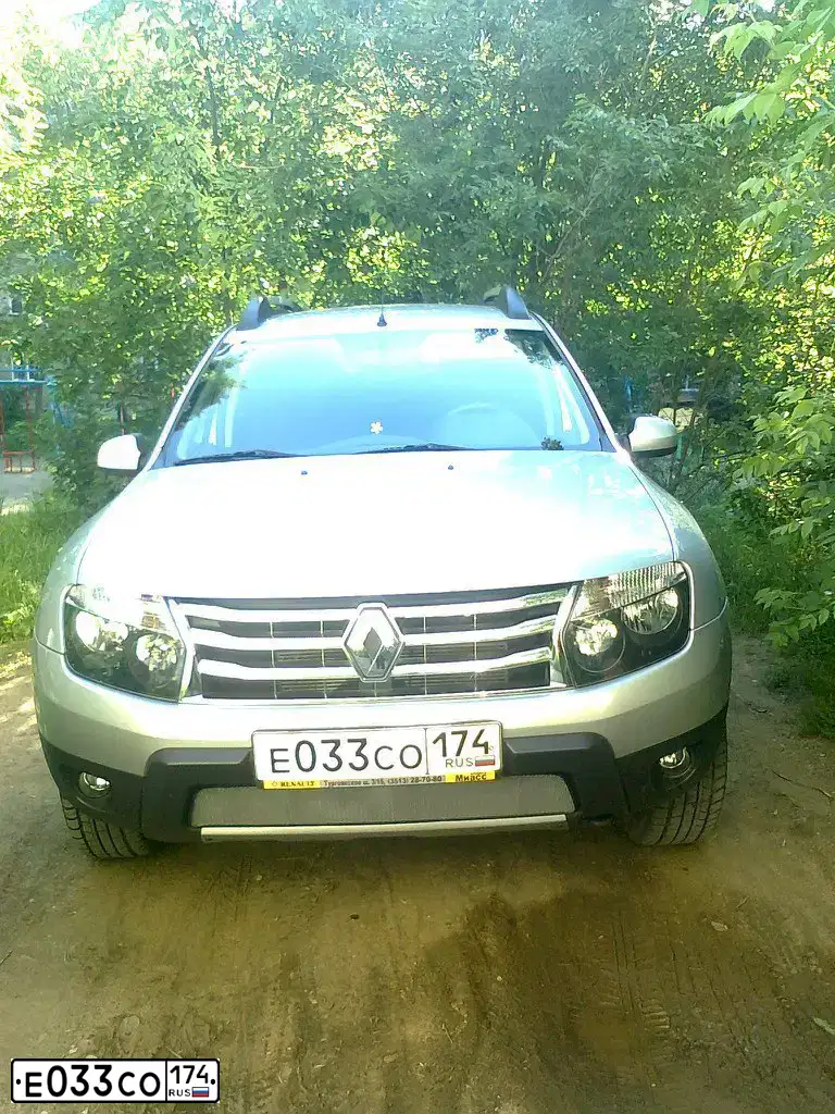 Фото автомобиля RENAULT DUSTER, 2013 — госномер Е033СО174. Цвет: СВЕТЛО-СЕРЫЙ