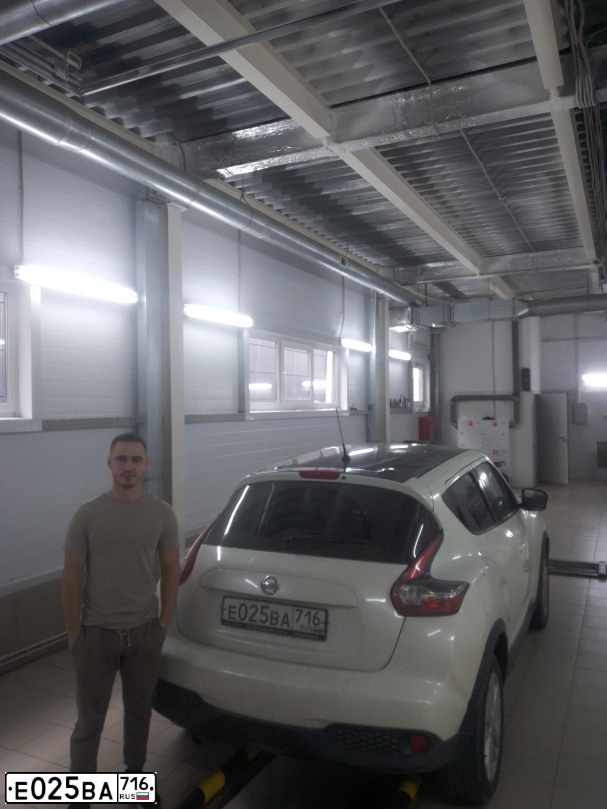 Фото автомобиля NISSAN JUKE, 2015 — госномер М607ОК777. Цвет: Белый