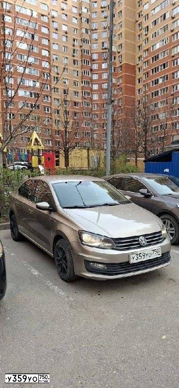 Фото автомобиля VOLKSWAGEN POLO, 2016 — госномер У359УО750. Цвет: БЕЖЕВЫЙ