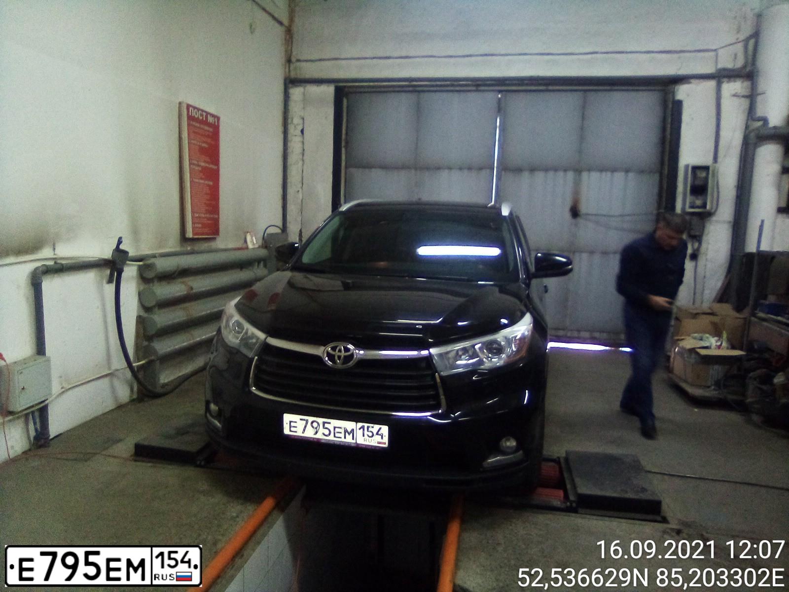 Фото автомобиля TOYOTA HIGHLANDER, 2014 — госномер Е795ЕМ154. Цвет: ЧЕРНЫЙ
