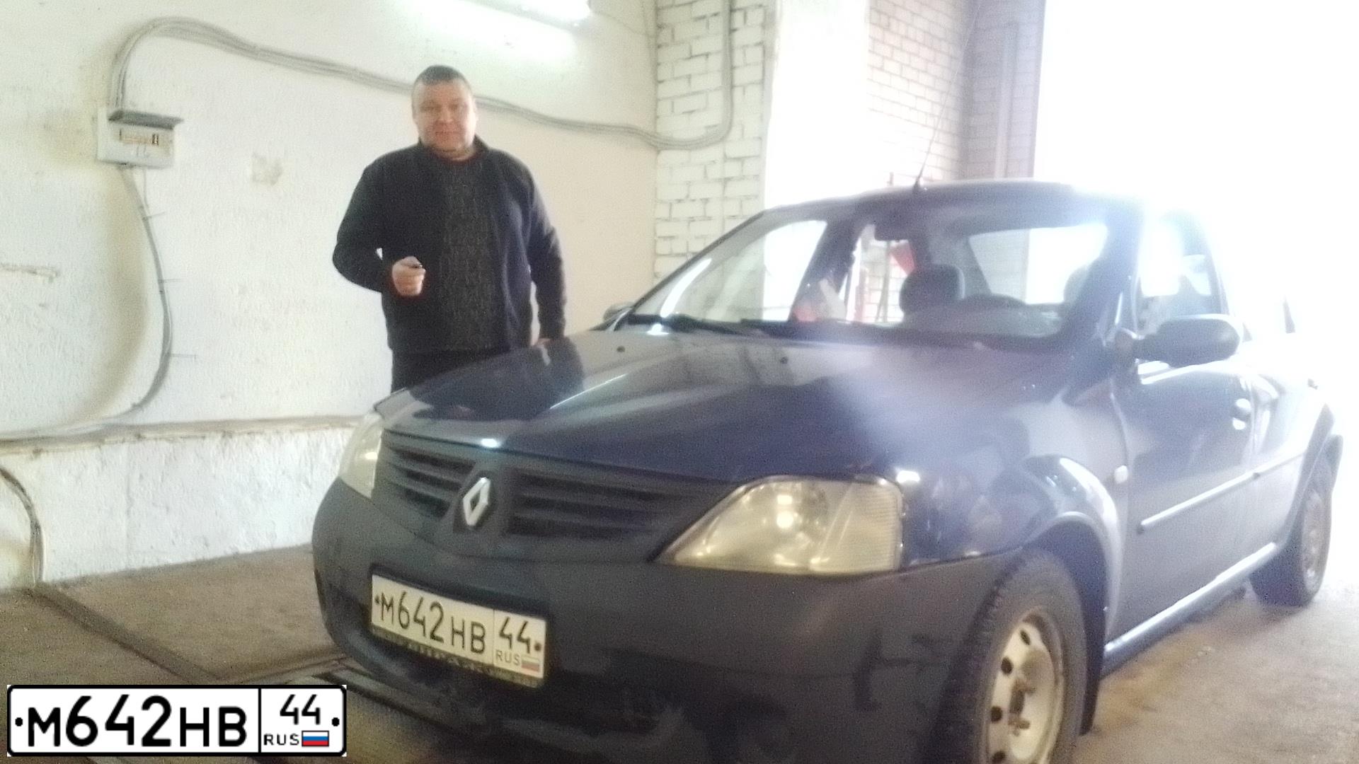 Фото автомобиля RENAULT LOGAN, 2006 — госномер В455СХ37. Цвет: Темно-синий