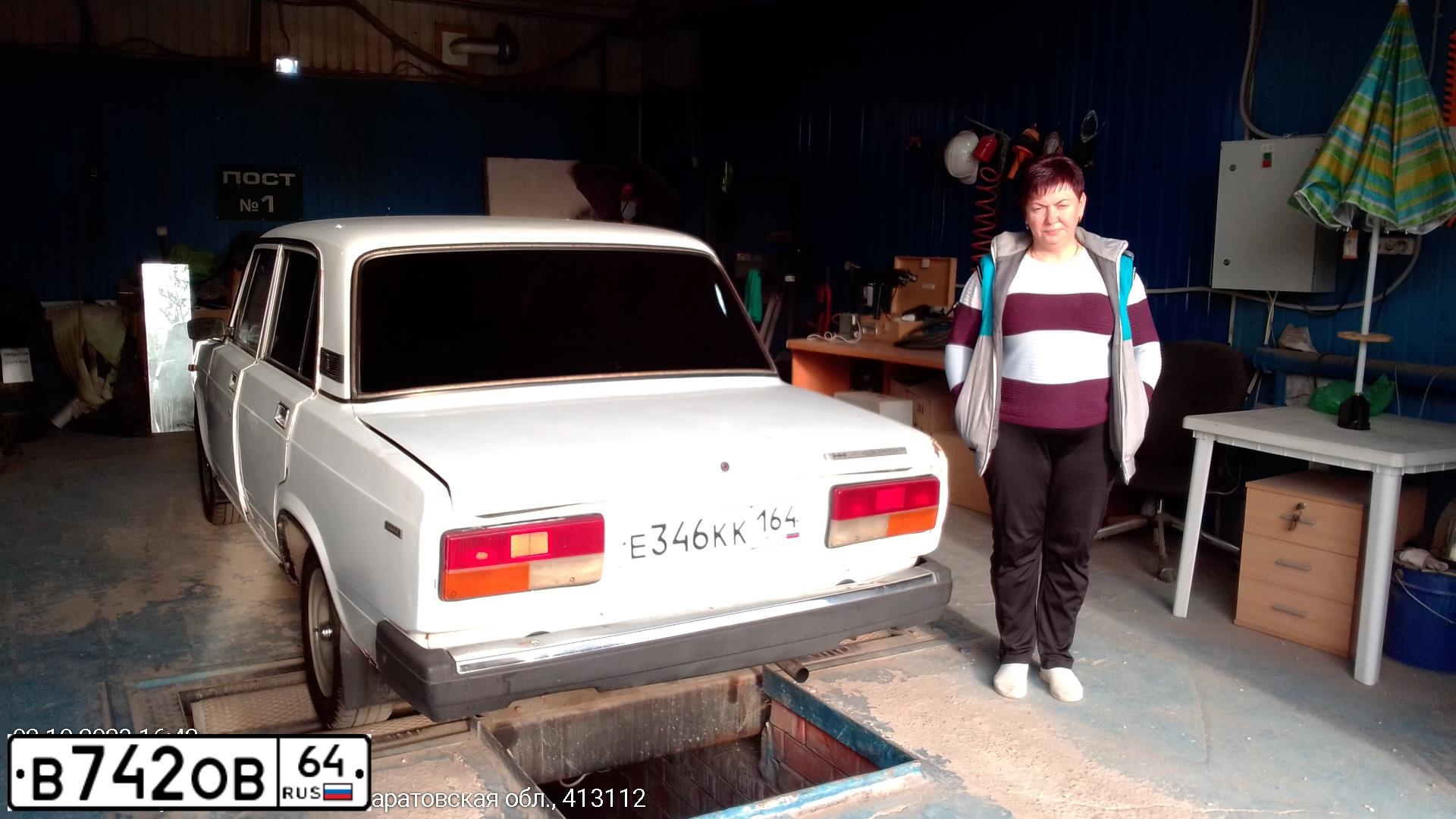 Фото автомобиля LADA 2107 LADA, 2001 — госномер Е346КК164. Цвет: ЯРКО БЕЛЫЙ