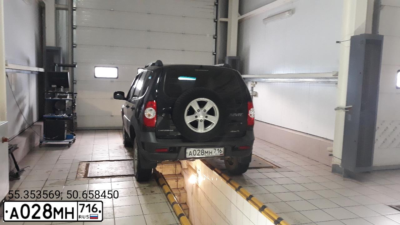 Фото автомобиля CHEVROLET NIVA, 2015 — госномер А028МН716. Цвет: Черно-синий металлик