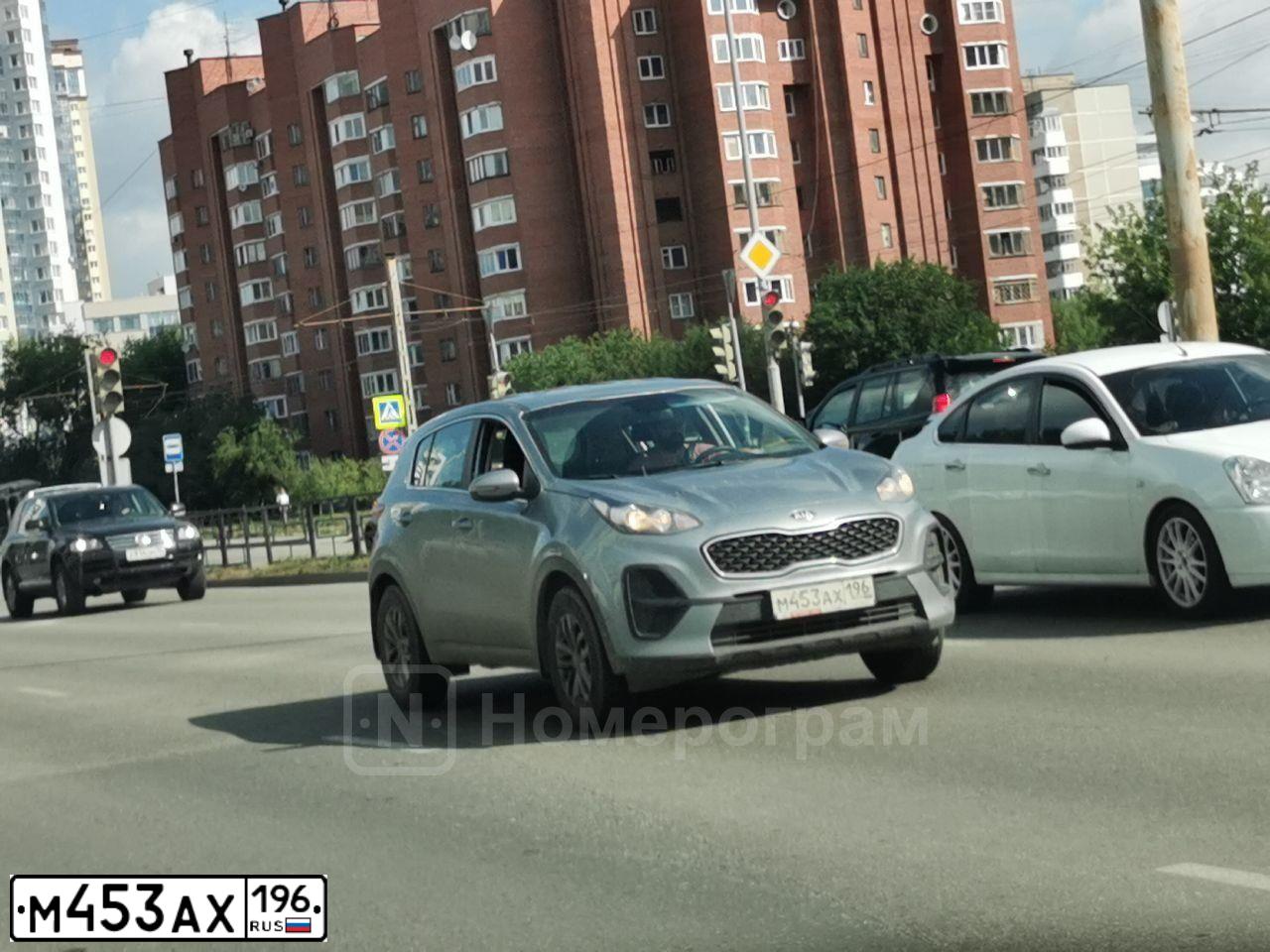 Фото автомобиля KIA SPORTAGE, 2019 — госномер М453АХ196. Цвет: Серый