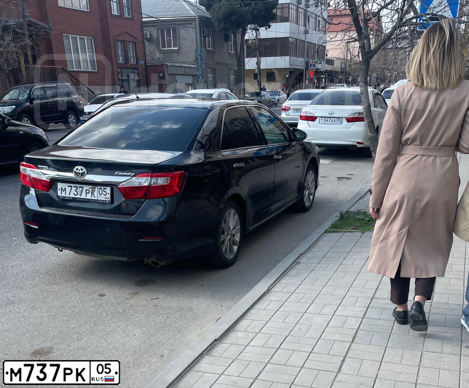 Фото автомобиля TOYOTA CAMRY, 2011 — госномер М737РК05. Цвет: ЧЕРНЫЙ