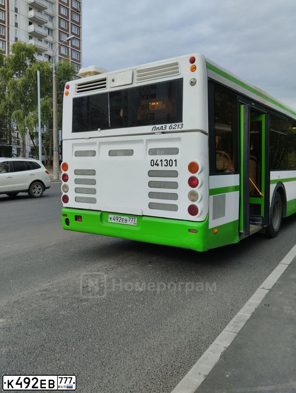 Фото автомобиля LIAZ 6213, 2014 — госномер К492ЕВ777. Цвет: БЕЛЫЙ С ЗЕЛЕНОЙ ПОЛОСОЙ
