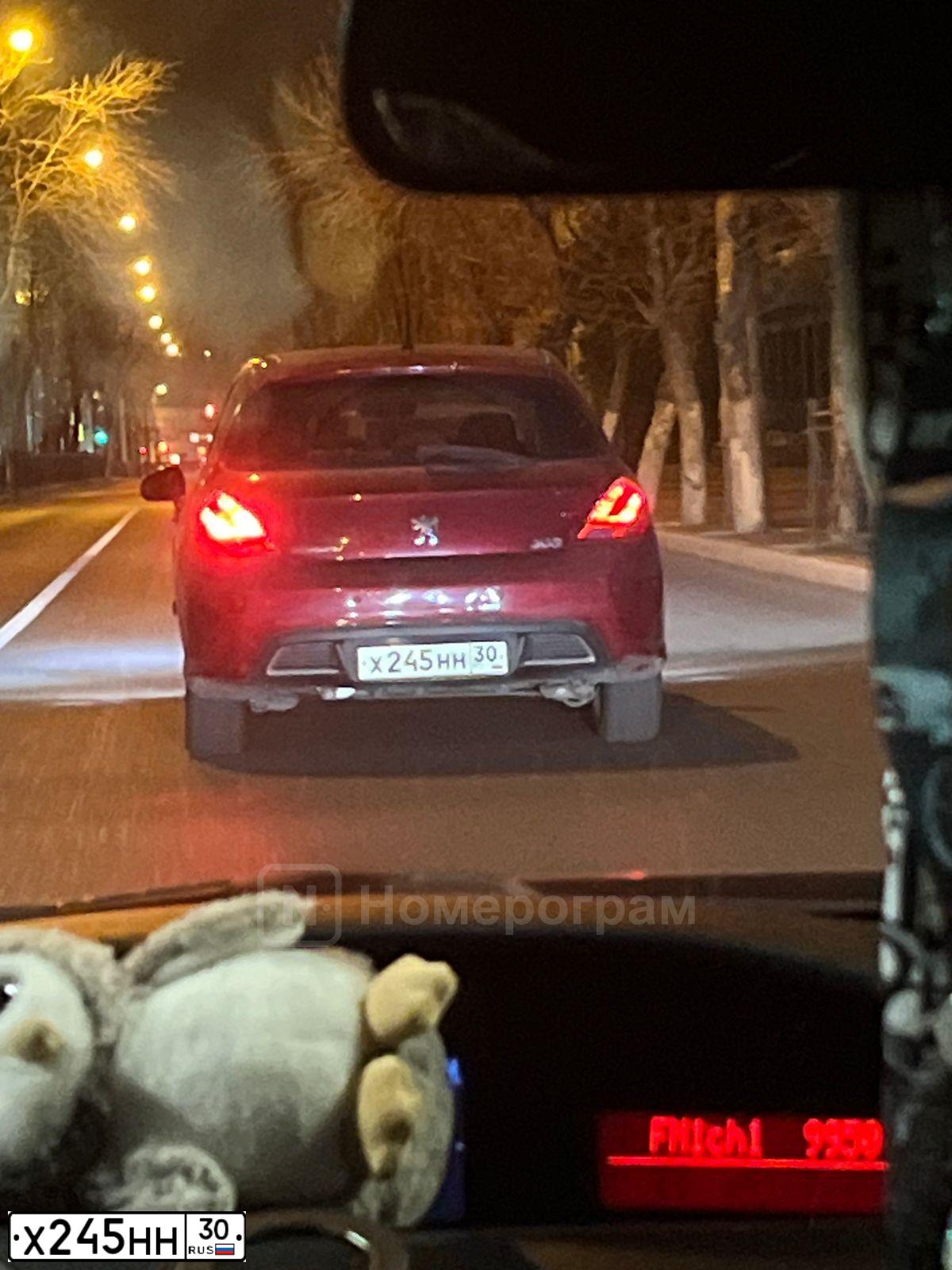 Фото автомобиля PEUGEOT 308, 2010 — госномер Х245НН30. Цвет: Красный